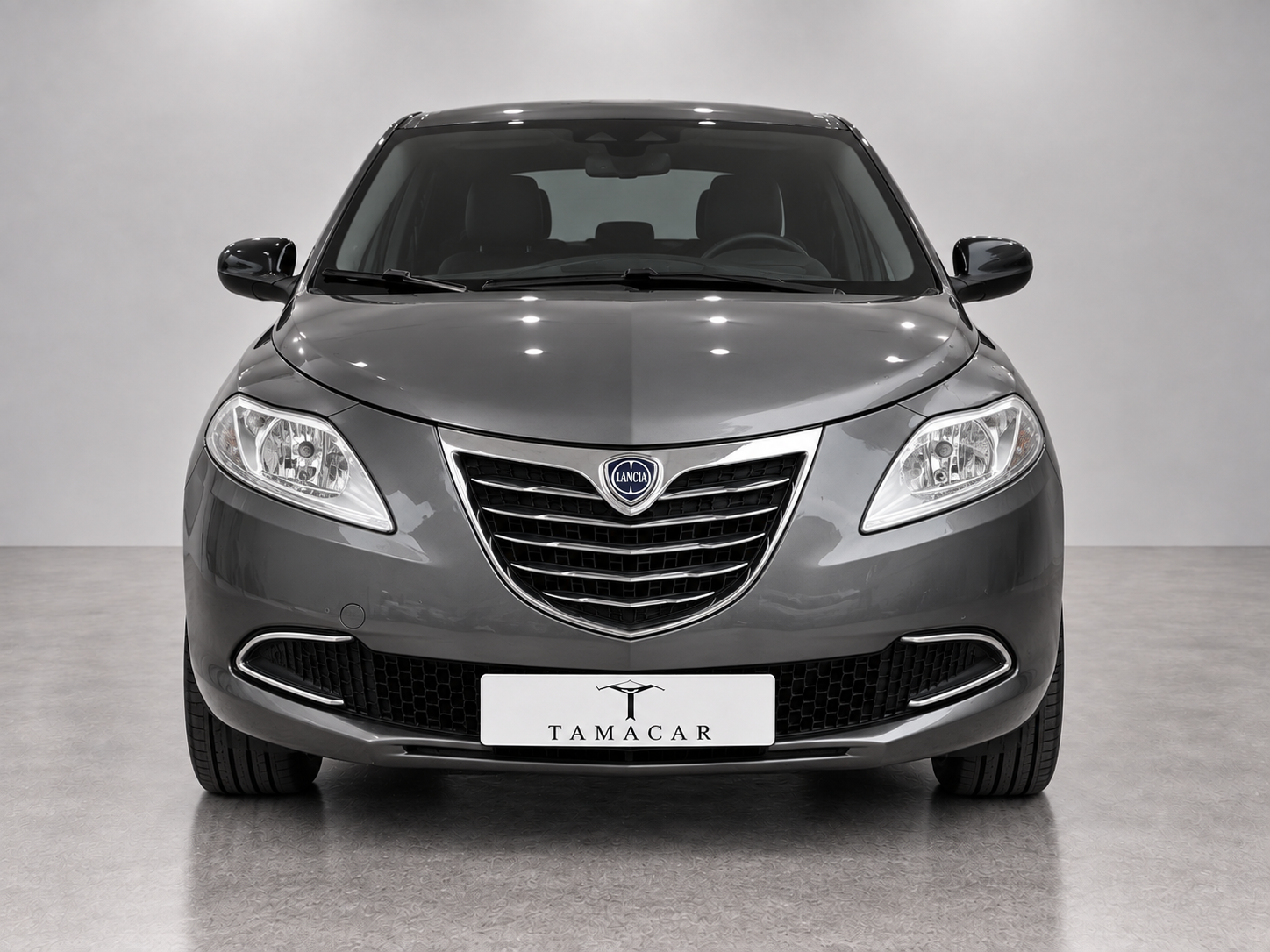 Lancia Ypsilon grigio metallizzato, vista frontale