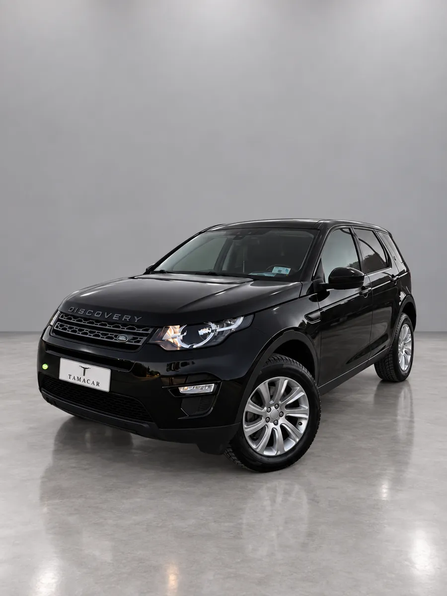 Land Rover Discovery Sport nera, vista frontale tre quarti
